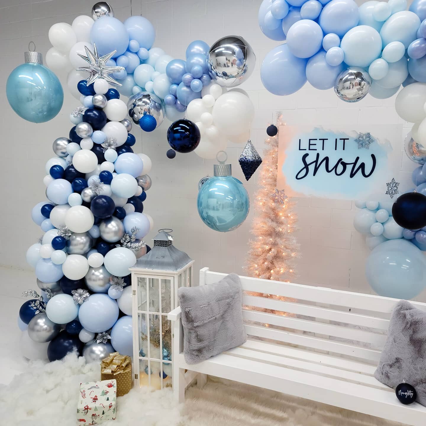 We've got some wonky weather this week but it's snowing in the studio ❄ 
Book your holiday mini session now, link in our bio! 
Studio: @alavishaffair 
Decor: @alavishaffair 
🎈 : @makeitpopdecor 
Signage: @tfti.alavishaffair
&bull;
&bull;
&bull;
&bu