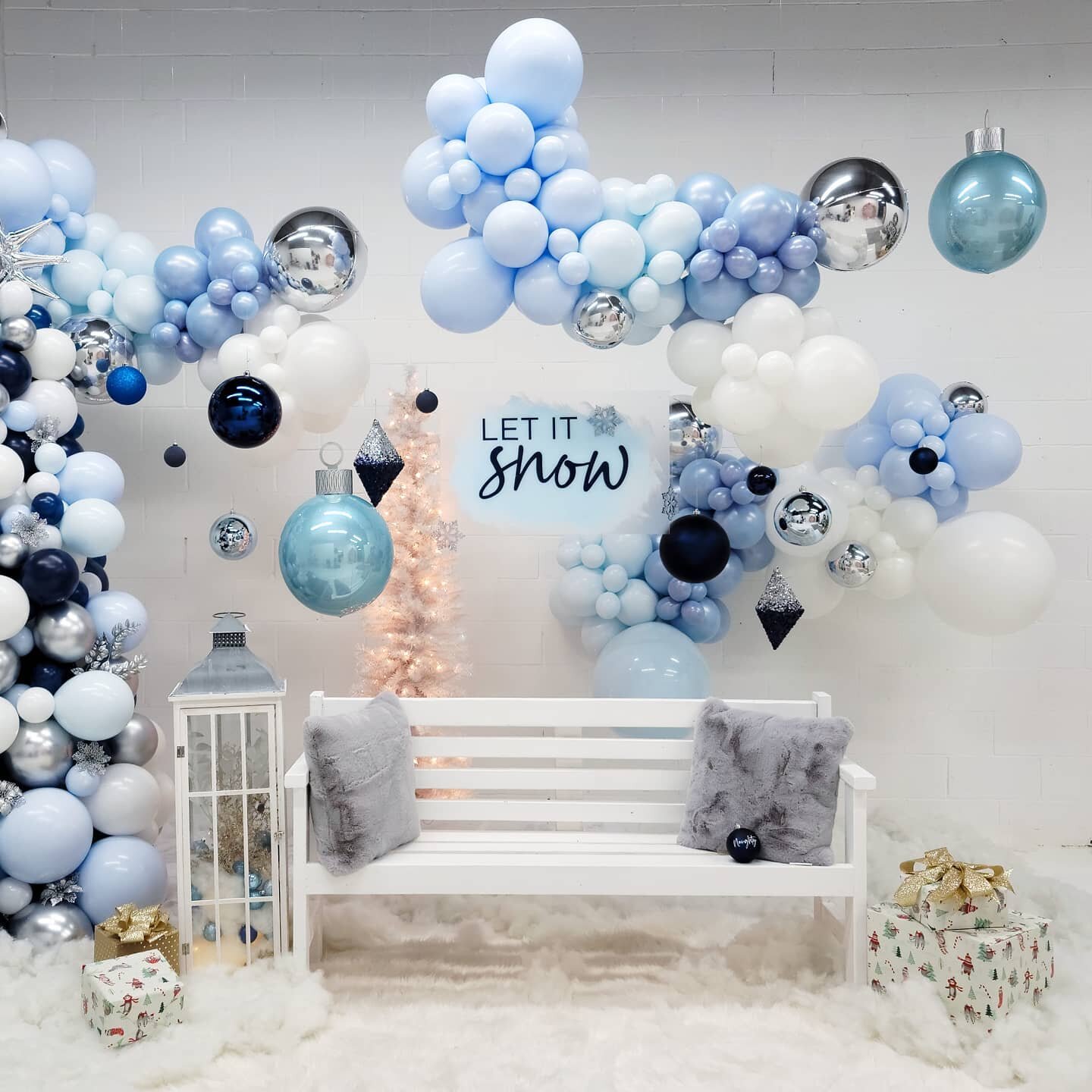 We've got some wonky weather this week but it's snowing in the studio ❄ 
Book your holiday mini session now, link in our bio! 
Studio: @alavishaffair 
Decor: @alavishaffair 
🎈 : @makeitpopdecor 
Signage: @tfti.alavishaffair
&bull;
&bull;
&bull;
&bu